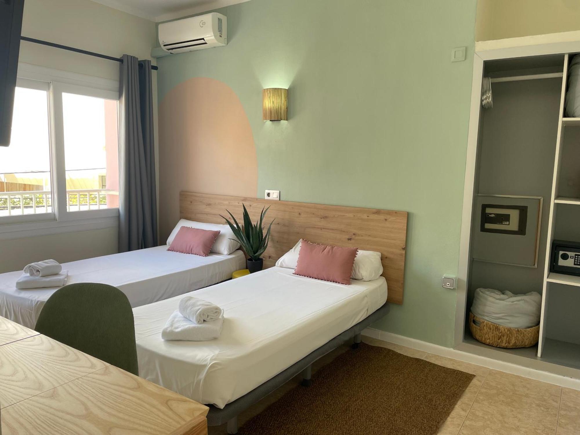 פלאייה דה פאלמה Hostal Playa De Palma מראה חיצוני תמונה
